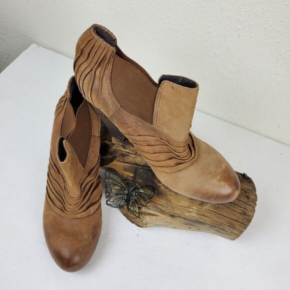 Vince camuto burnished dark tan pleated booties - Picture 7 of 8